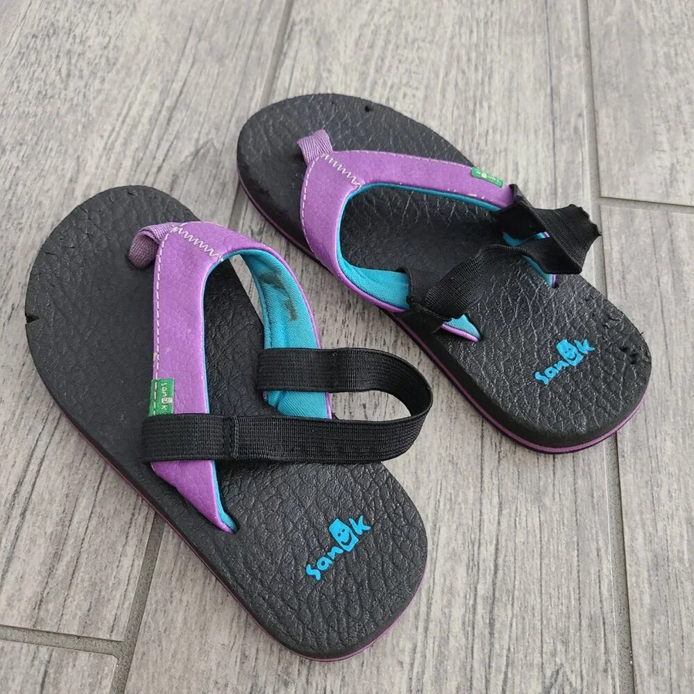 Sanuk Kids Purple & Black Flip Flop Sandals with Heel Strap – Approx. 7
